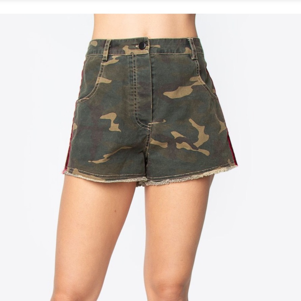 Camo High Rise Shorts - Picture 2 of 7